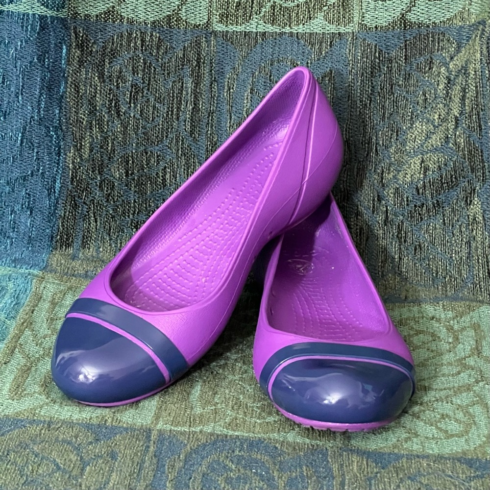 Crocs Cap Toe Flats in Purple/Navy Size 7